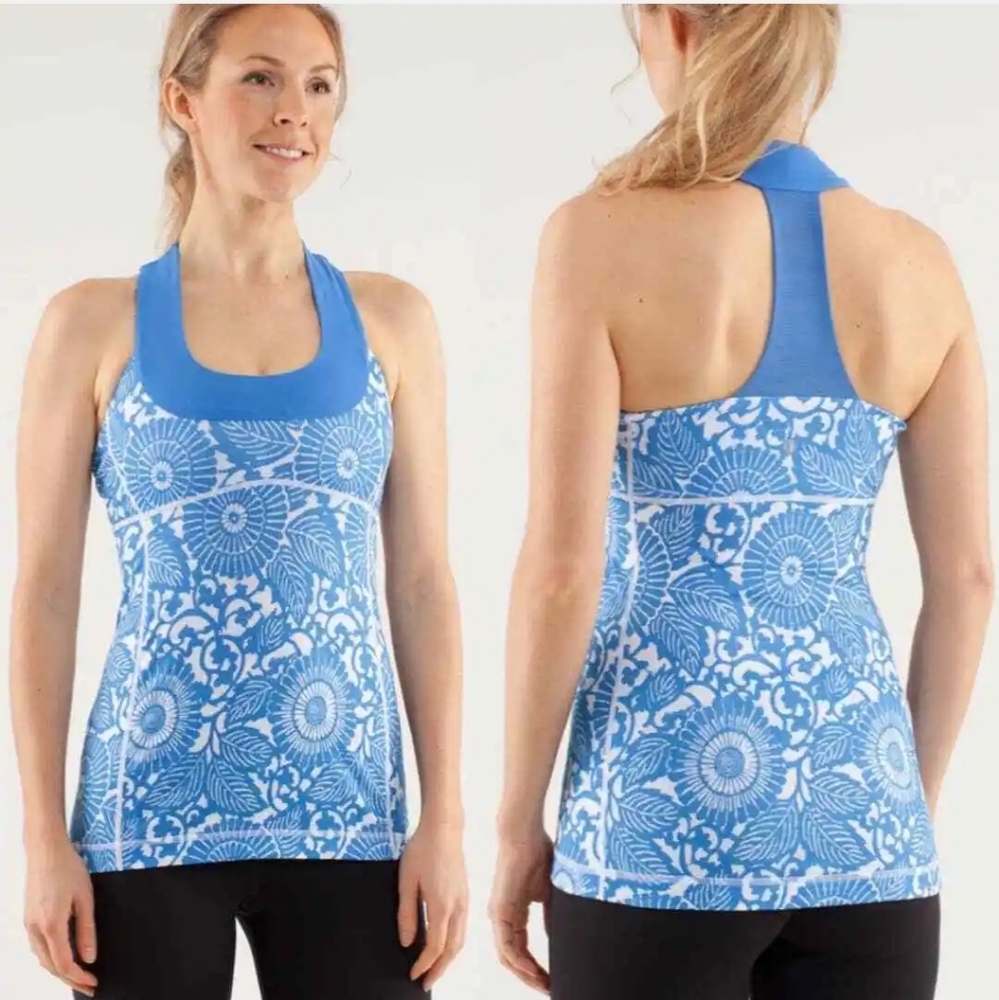 Lululemon tank w/built in bra Sz 6 EUC Blue Floral